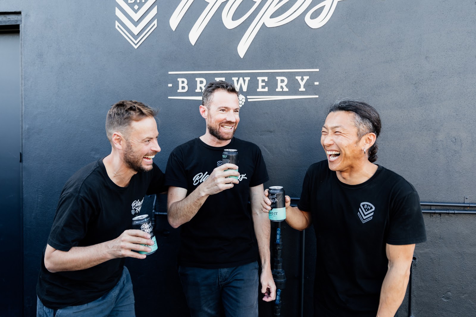 bia-mang-den-nu-cuoi